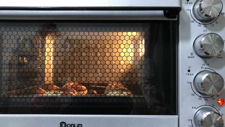 雪糕造型黑豆沙面包,送进预热好的烤箱上火130度下火120度20分钟