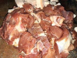 自制热狗烤肠火腿肠,肉洗干净，切成一小块一块的。