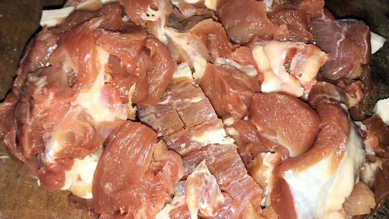 自制热狗烤肠火腿肠,肉洗干净，切成一小块一块的。