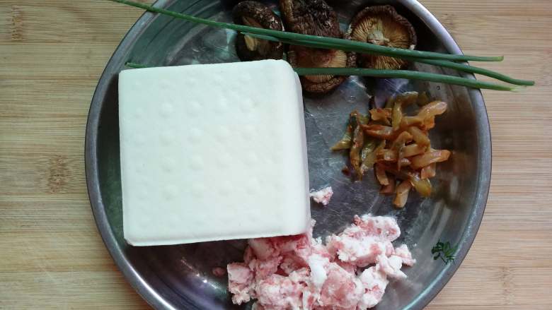 肉末香菇豆腐,准备食材。