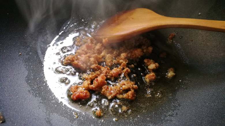 肉末香菇豆腐,开锅放油加热，放入肉糜炒出香味后捞出。