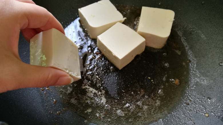 肉末香菇豆腐,用余油，放入豆腐块，煎微微发黄即可，不要煎老起硬皮。