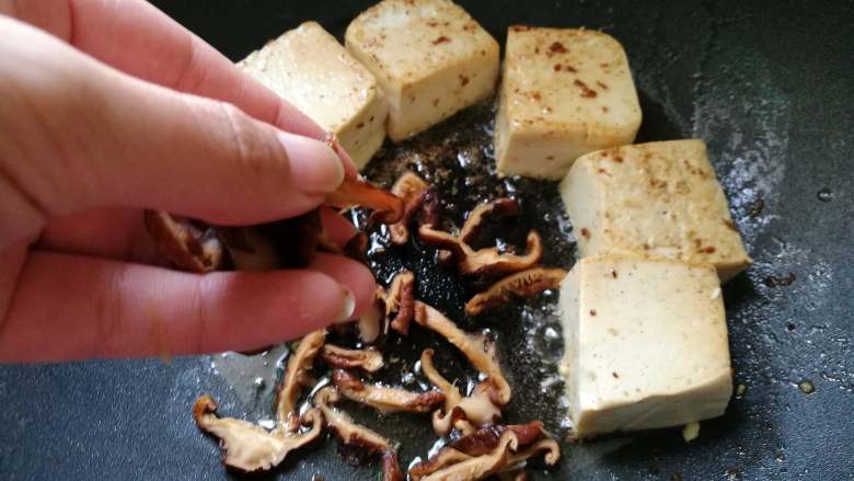 肉末香菇豆腐,将豆腐划到一边，放入香菇，在油里炒一下。