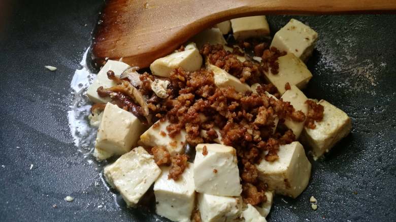 肉末香菇豆腐,放入炒过的肉糜。