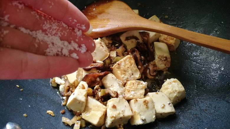 肉末香菇豆腐,加入一点点糖提鲜。