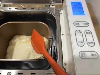 雪花酥（面包机版）,翻炒至棉花糖溶化时加入奶粉，用刮刀拌一下以免翻炒时奶粉飞溅