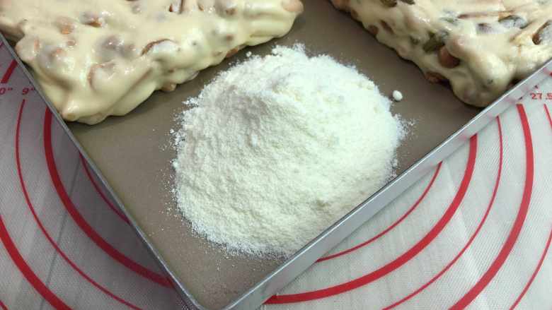 雪花酥（面包机版）,倒适量的奶粉包裹着糖这样子雪山酥就制作完成了
