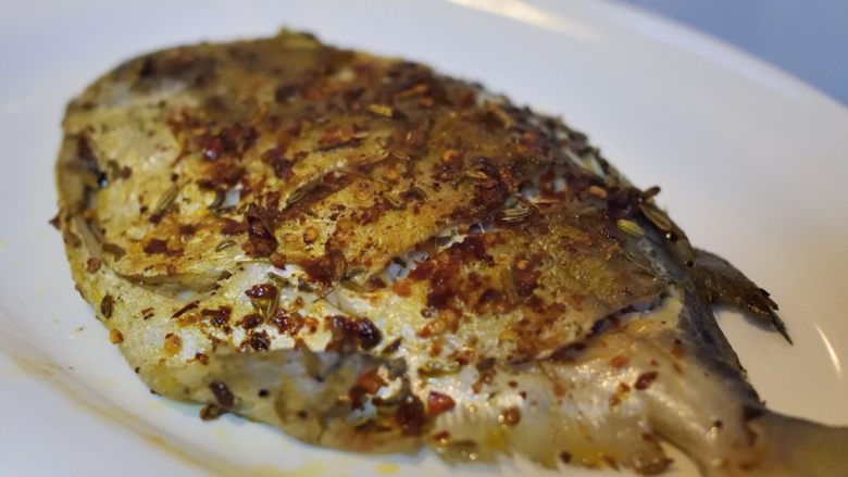 健康烧烤摊之干煎鲳鳊鱼,将鱼翻个面，让香辛料沾满整个鱼身就可以出锅了。