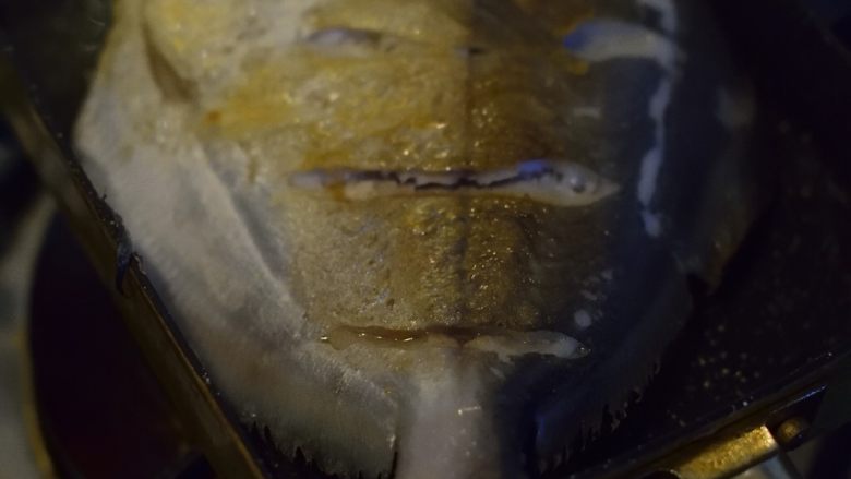 健康烧烤摊之干煎鲳鳊鱼,一面煎得金黄后，翻个面，也煎到金黄。