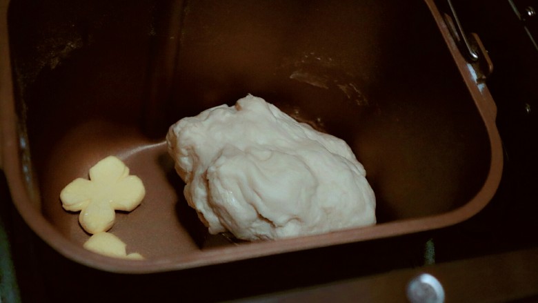 卡通挤挤鸡崽儿面包,面包机揉面功能停止后放入黄油在揉15分钟
