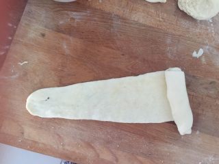 油酥饼子
,将每个小剂子面团用擀面杖擀成这样的长形条状后涂抹上油酥后再卷起来