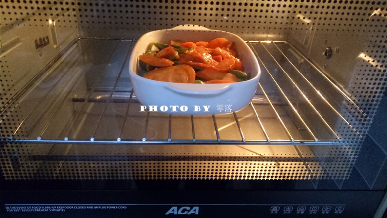 黑醋烤时蔬,将烤碗放入烤箱中层，烘烤20分钟；
