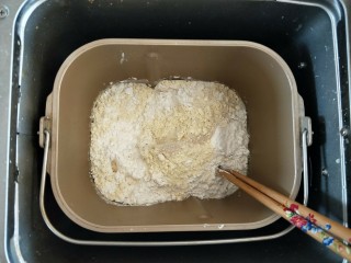 香葱芝士面包,除黄油外的材料按先液体再粉类的顺序放入面包桶，糖和盐对角放，最上面放酵母。