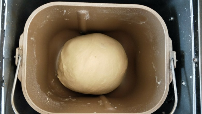 香葱芝士面包,收圆放入面包机，盖上湿布开启发酵程序