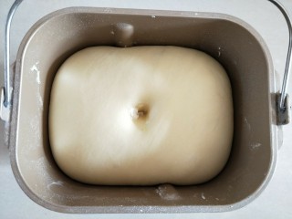 香葱芝士面包,面团发至2倍大，用手指粘面包戳洞不回缩就发好了。
