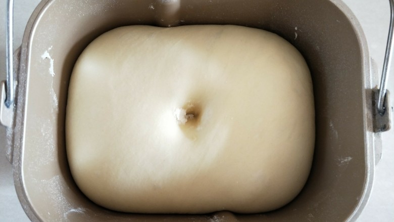 香葱芝士面包,面团发至2倍大，用手指粘面包戳洞不回缩就发好了。