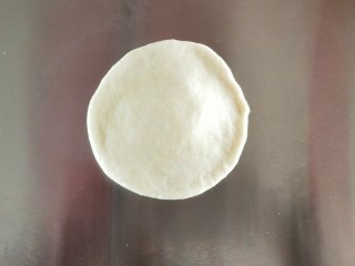 香葱芝士面包,取一面团擀开成圆形