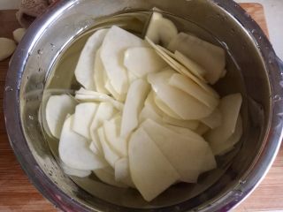 我爱土豆➕炝拌土豆片,土豆切片清水多冲洗几遍洗去表面淀粉后浸泡在清水中