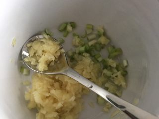 我爱土豆➕炝拌土豆片,蒜泥舀出加入碗中