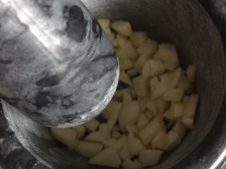 我爱土豆➕炝拌土豆片,蒜切块放入石臼捣成蒜泥