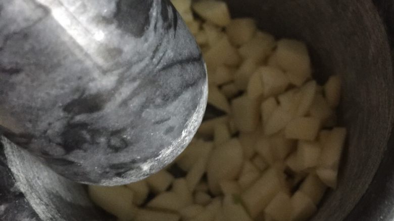 我爱土豆➕炝拌土豆片,蒜切块放入石臼捣成蒜泥