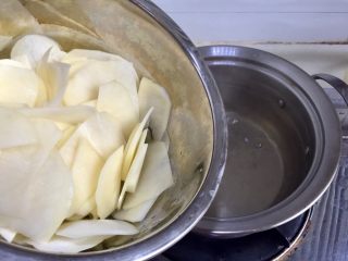 我爱土豆➕炝拌土豆片,加入土豆片煮四五分钟，捞出过冷水沥水备用。土豆片煮的时间根据土豆片厚度进行调整，不要煮的太软了