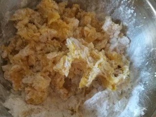 红薯糯米丸子,蒸熟的红薯捣成泥加糯米粉和成面团