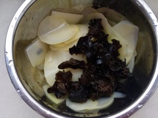 我爱土豆➕炝拌土豆片,过水后的木耳土豆移入一大碗中方便搅拌
