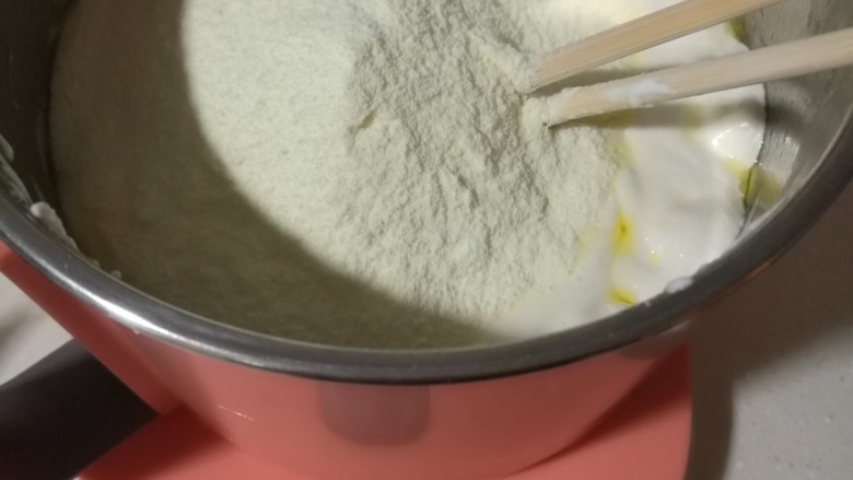 好吃好做的牛轧糖,棉花糖完全融化，加入奶粉搅拌，