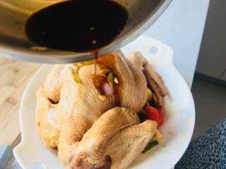 清蒸三黄鸡,把少量调料浇在鸡肉表面，留一碗备用