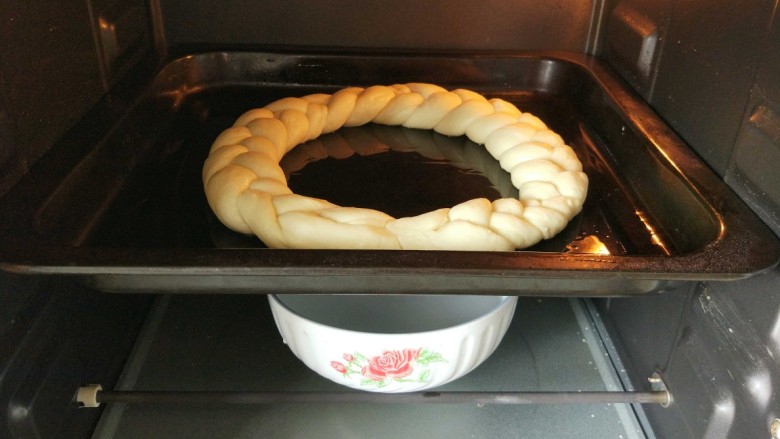 圣诞花环面包
,烤箱调到发酵档，将烤盘放在中层（上面数下来第二层），最下层放一个装满水的碗，调整时间为40分钟。（放水是为了防止面团表面干裂）