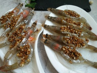 蒜蓉粉丝开背虾,拌匀后均匀分部到每个虾背上