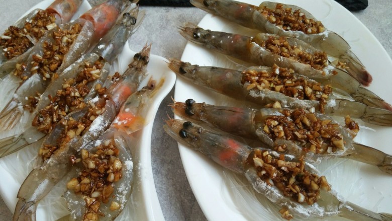 蒜蓉粉丝开背虾,拌匀后均匀分部到每个虾背上