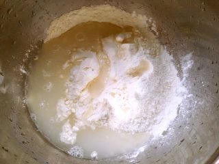 圣诞拿破仑酥,先来做酥皮，低筋面粉加一小撮盐跟水，活成面团，揉均匀