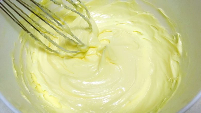 圣诞拿破仑酥,现在来做奶油霜，将软化的黄油用蛋抽一直搅打，出现细腻光滑的光泽即可