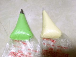 圣诞拿破仑酥,之后将绿色的奶油霜也装入裱花袋，白色的我没用裱花嘴，绿色的用的小号8齿