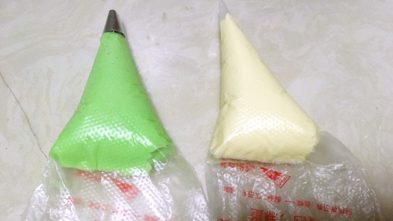 圣诞拿破仑酥,之后将绿色的奶油霜也装入裱花袋，白色的我没用裱花嘴，绿色的用的小号8齿