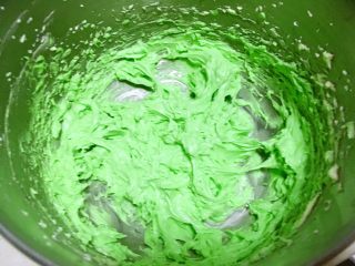 圣诞拿破仑酥,取一半装入裱花袋，剩下的一部分加入绿色色膏，打蛋器打发均匀，调成绿色