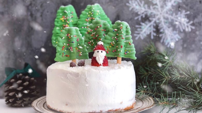 圣诞姜味蛋糕,取出蛋糕和圣诞树巧克力，插上圣诞树，撒上糖粉装饰即可