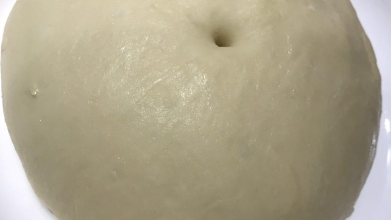 面包超人挤挤面包,将材料A混合，用面包机/手揉至拉出厚膜。加入材料B黄油/玉米油（当然黄油更香），搓揉至拉出薄膜。静置至长大1倍。筷子戳动无收缩或塌陷即可。