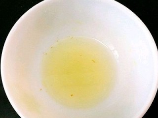 福州+Q弹包心鱼丸,姜切小，一丢丢水用料理机打成汁，过滤备用