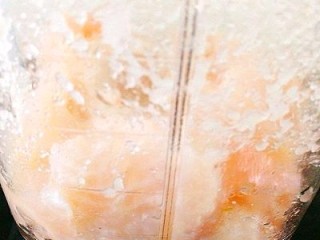 福州+Q弹包心鱼丸,取一台料理机 ，将鱼肉放入倒入姜汁，打成泥状