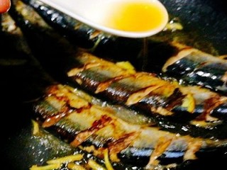 福州+香煎秋刀鱼,均匀的淋进料酒去腥