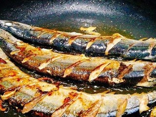 福州+香煎秋刀鱼,煎至两面焦黄