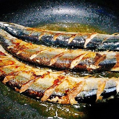 福州+香煎秋刀鱼,煎稍微起皮时，小火