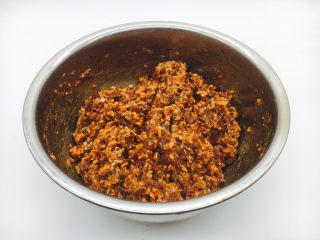 牛肉胡萝卜馅水饺,把胡萝卜和肉馅调匀，还是朝一个方向搅拌。