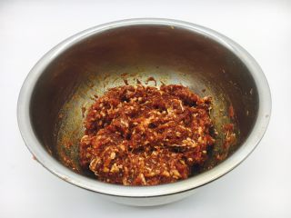 牛肉胡萝卜馅水饺,把调料和肉馅朝一个方向搅拌调匀，大约调100下，再放入3g的老抽，继续朝一个方向调匀，调约100下。

