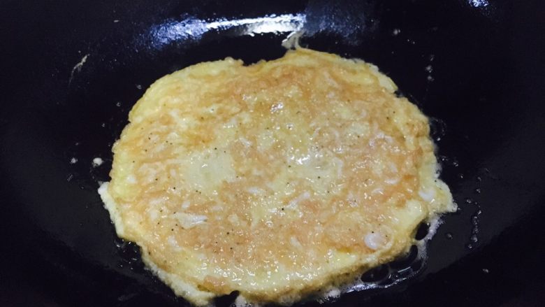 快手早餐 鲜虾皮鸡蛋饼,把两面都煎成金黄色。