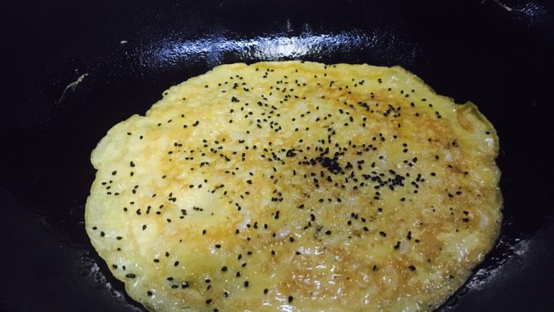 快手早餐 鲜虾皮鸡蛋饼,在表面撒上少许黑芝麻即可。

