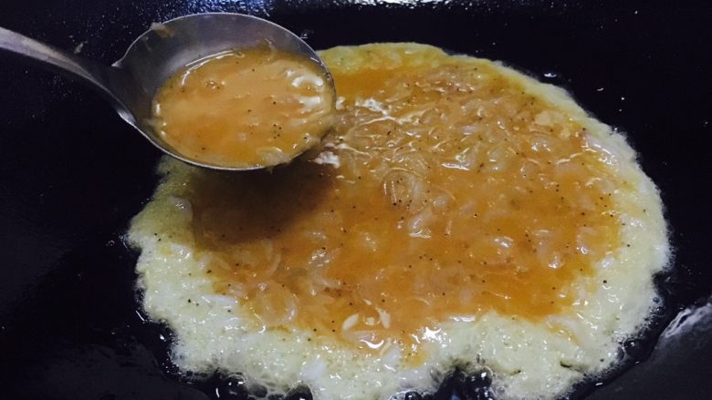 快手早餐 鲜虾皮鸡蛋饼,锅热放入少量的油，改成中小火，盛入总量的一半的鲜虾皮蛋液。
